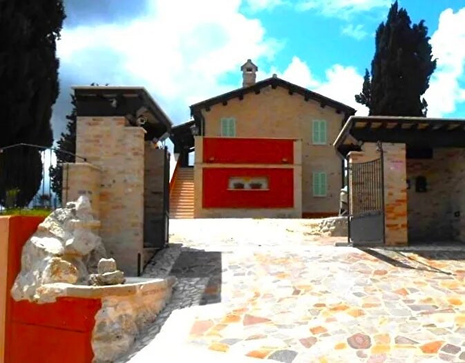 Casa con 10 locali in vendita in Offida