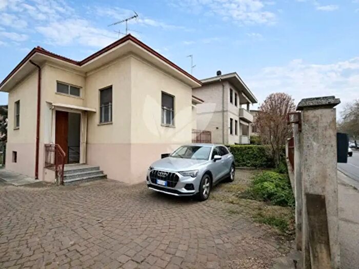 Casa con 5 locali in vendita in Strada Langhirano, Parma