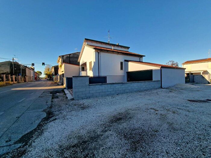 Casa trilocale in affitto in Via Giacomo Leopardi, Casaletto, Viadana