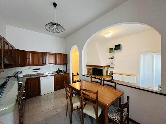 Appartamento con 8 locali in vendita in Asciano