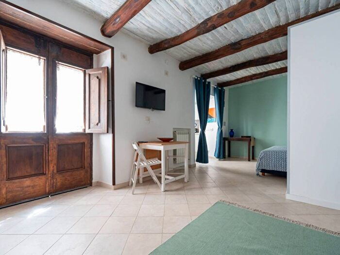 Appartamento bilocale in affitto in Via Monte di Dio, Santa Lucia, Napoli