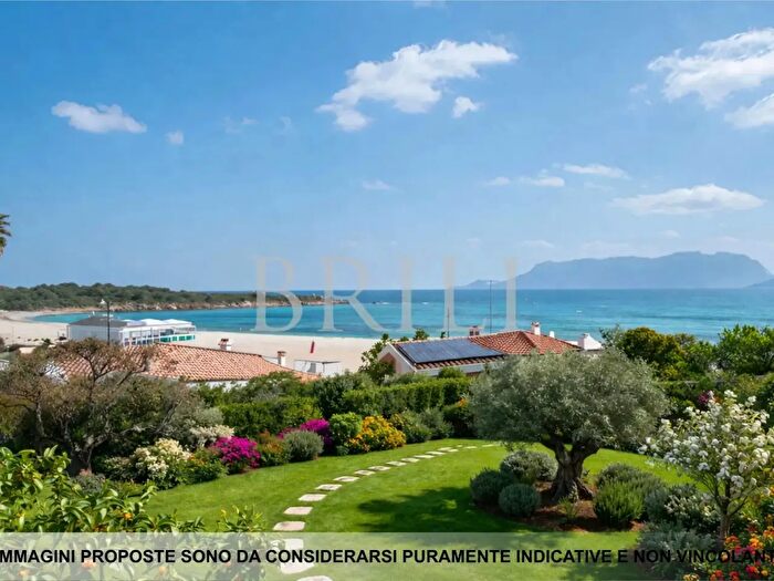 Casa con 7 locali in vendita in Olbia