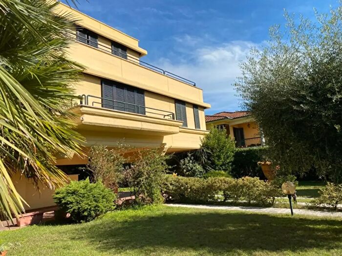 Casa con 11 locali in vendita in Castelfranco Di Sotto
