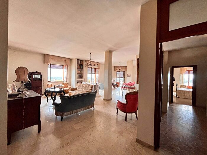 Appartamento con 6 locali in vendita in Via Vittorio Veneto Massafra Taranto, Massafra