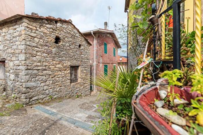 Appartamento trilocale in vendita in Via Prato, Beverino