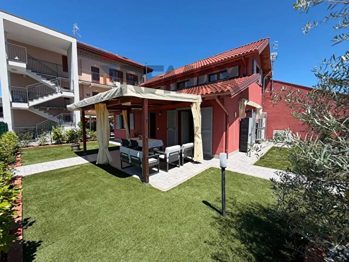 Casa con 5 locali in vendita in Via Monte Nero, Arona