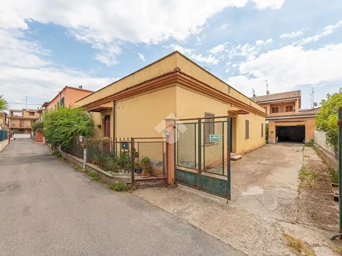 Casa trilocale in vendita in Via di Torre Morena, Roma