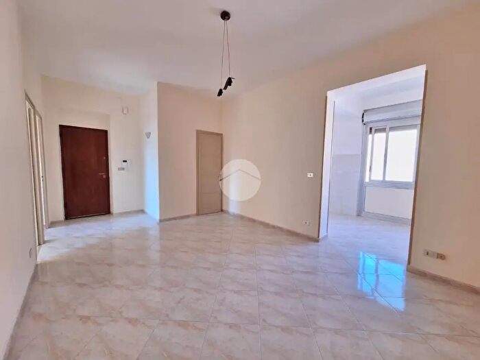 Appartamento trilocale in vendita in Via Imperatore Federico, Palermo