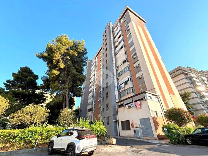 Appartamento con 5 locali in affitto in VIA DEGLI EMIRI, Zisa, Palermo
