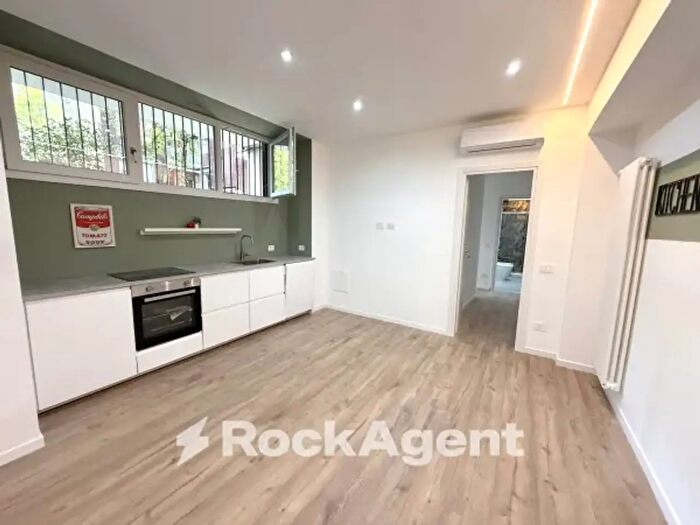 Appartamento trilocale in vendita in Via Roncaglia, Milano