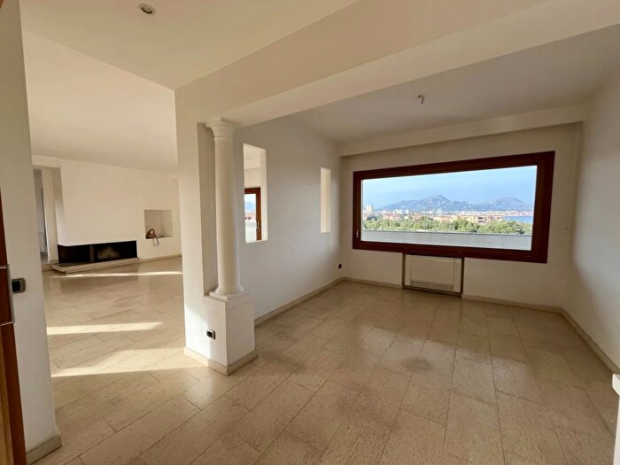 Appartamento con 6 locali in vendita in Via Roma, Olbia