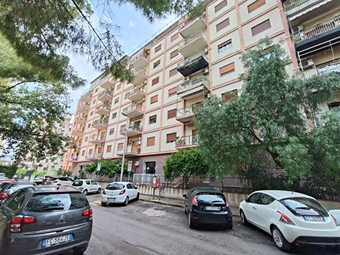 Appartamento con 5 locali in vendita in Via Luigi Settembrini, Palermo