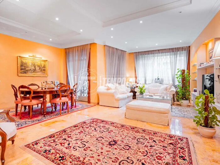 Appartamento con 7 locali in vendita in Viale dei Santi Pietro E Paolo, Roma