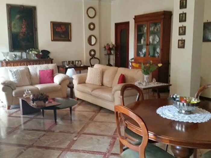 Appartamento con 8 locali in vendita in Via Genova, Piacenza