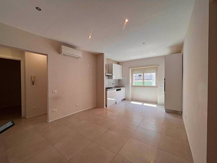 Appartamento trilocale in affitto in Via della Badia di Cava, Ardeatino Montagnola, Roma