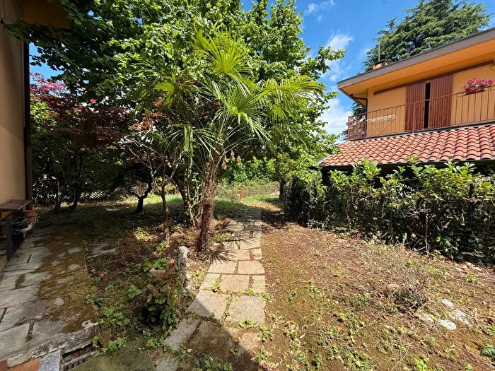 Casa quadrilocale in vendita in Via Luciano Manara, Lesmo