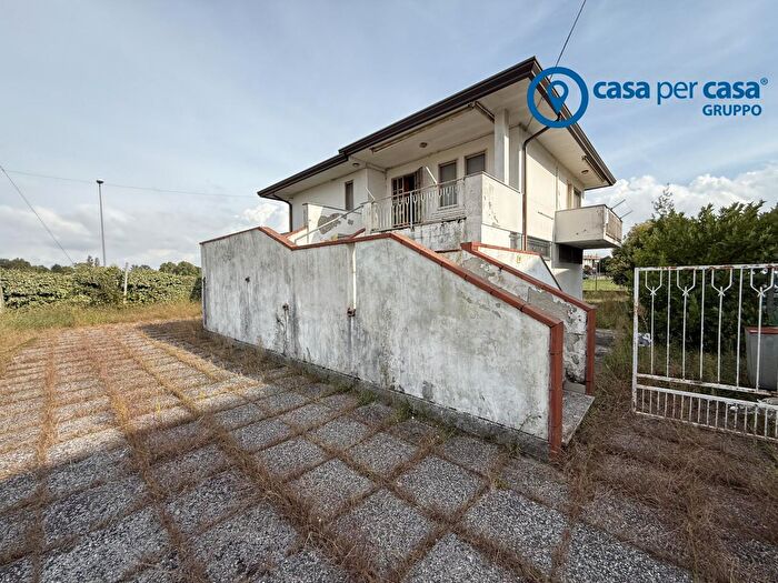 Casa quadrilocale in vendita in Papozze Giuseppe di Vittorio, Papozze