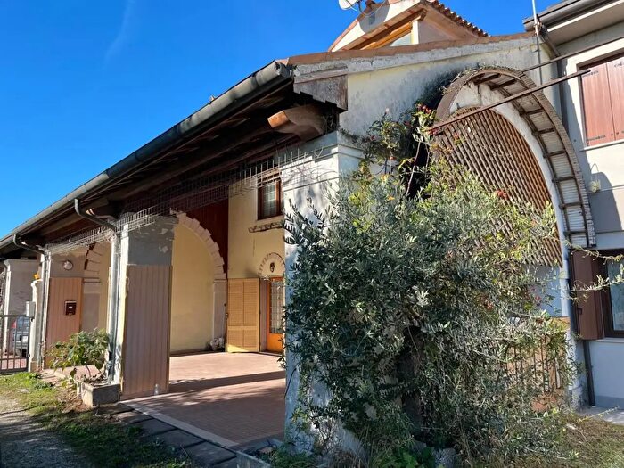 Casa con 6 locali in vendita in Via Chiesa, Pozzoleone