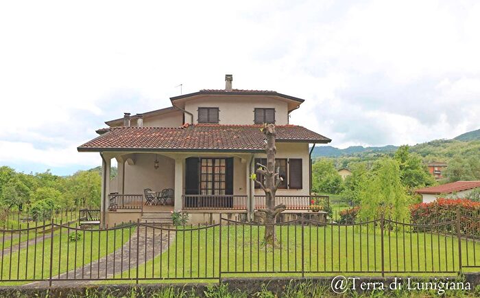 Casa con 11 locali in vendita in Arpiola, Mulazzo