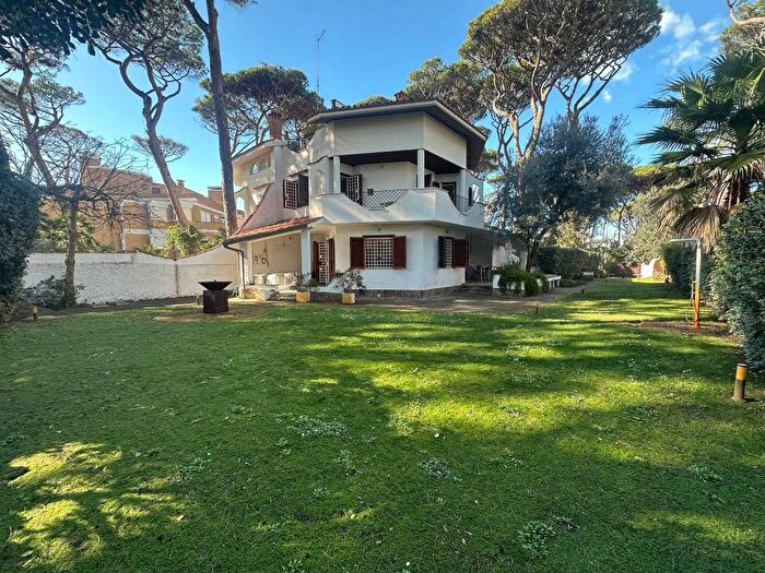 Casa con 6 locali in affitto in Via Nervi, Fregene, Fiumicino