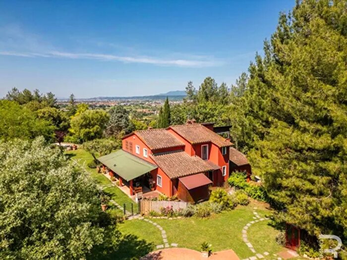 Casa con 6 locali in vendita in Viale Cristoforo Colombo, Fucecchio