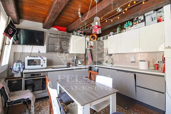 Appartamento trilocale in vendita in Via Capramozza, Bologna