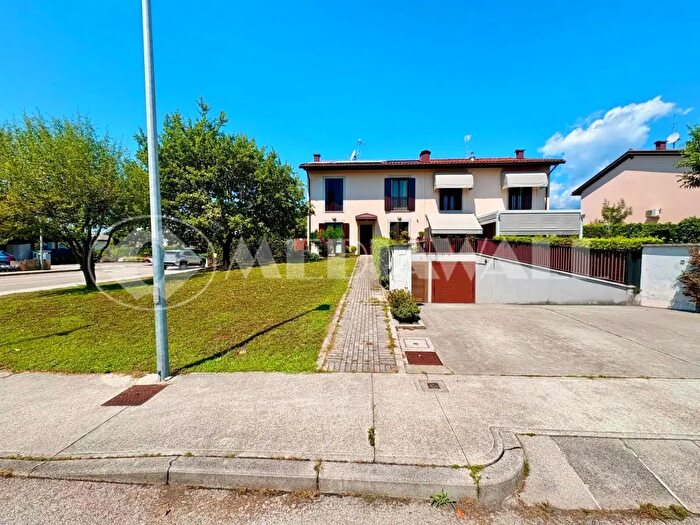 Casa con 11 locali in vendita in Via Martin Luther King, Roveredo In Piano
