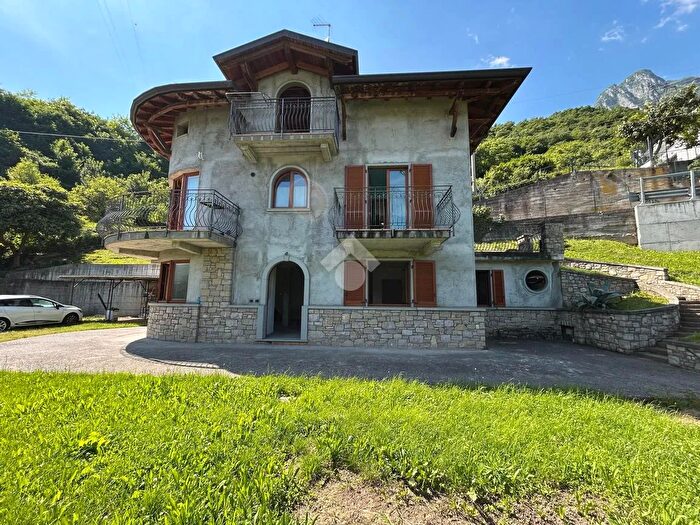 Casa trilocale in vendita in Via Roma, Costa Volpino