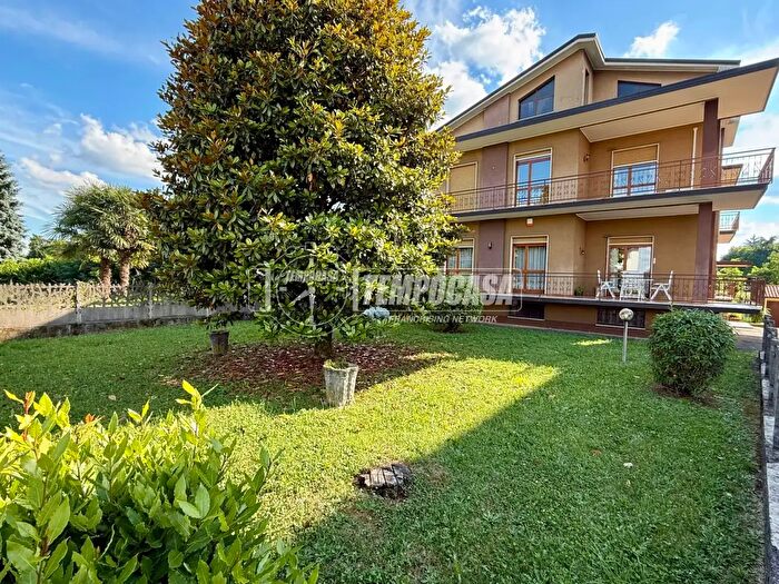 Casa con 10 locali in vendita in Via Foscolo Ugo, Casatenovo