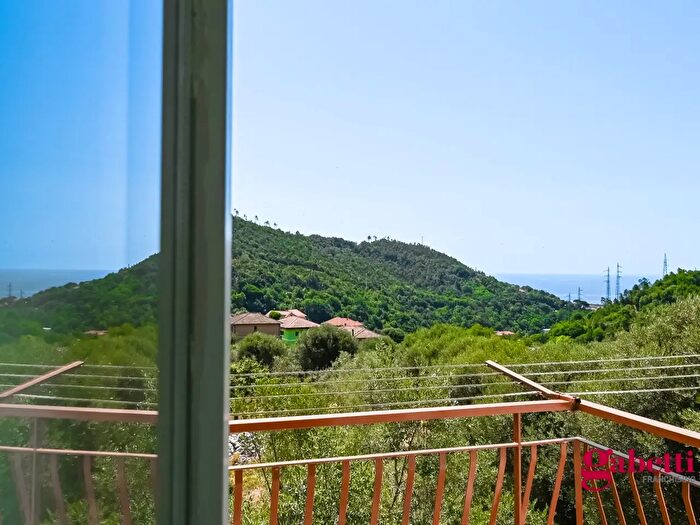 Appartamento trilocale in vendita in Via Fossello, Varazze