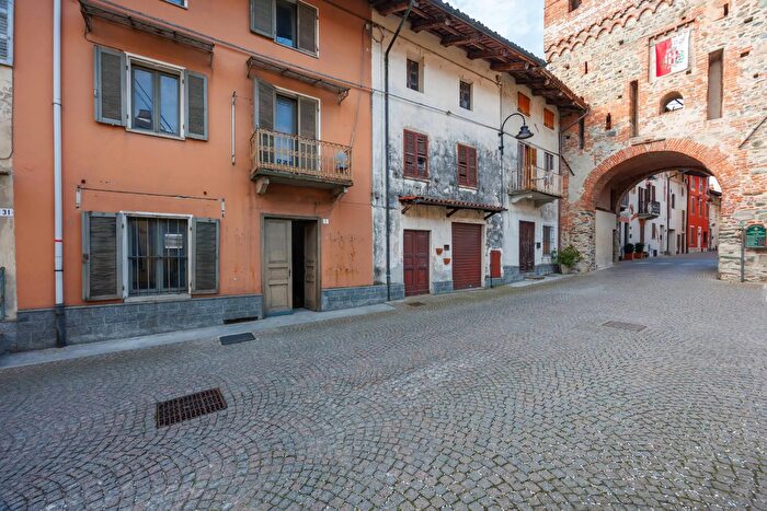 Casa con 8 locali in vendita in Piazza Lucca, Piverone