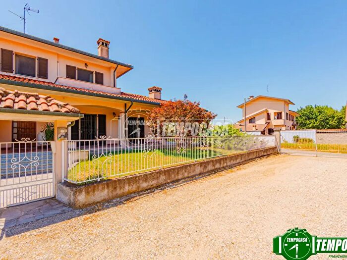 Casa trilocale in vendita in Via Sommo, Zinasco