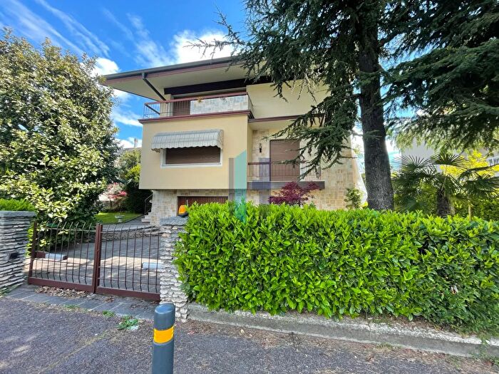 Casa con 8 locali in vendita in Via Triumplina, Brescia