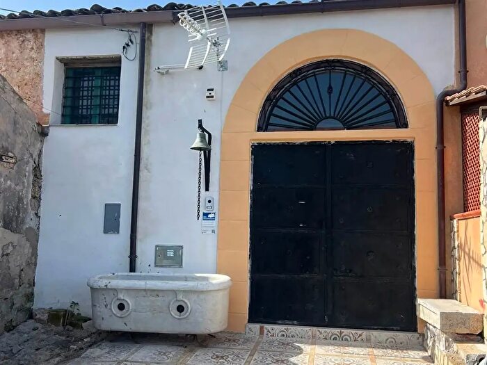 Appartamento con 6 locali in vendita in Via Monte Rosa, Palermo