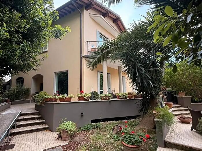 Casa con 13 locali in vendita in Livorno