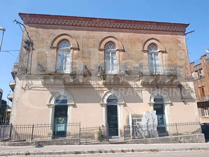 Appartamento con 8 locali in vendita in Via Dante Alighieri, Ragusa