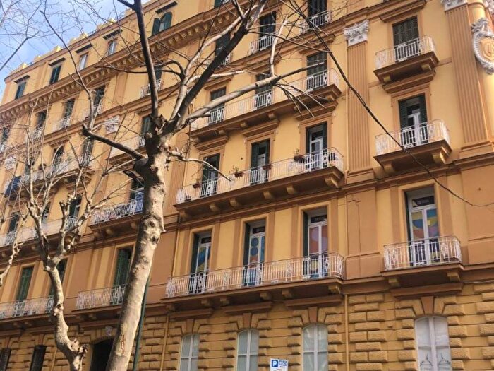Appartamento trilocale in affitto in Via Raffaele Morghen, Vomero, Napoli