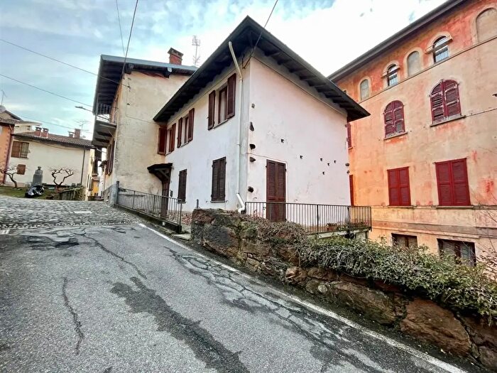 Casa trilocale in vendita in Via Tabacchi, Valganna