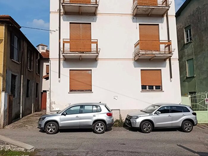 Casa con 19 locali in vendita in Viggiu'