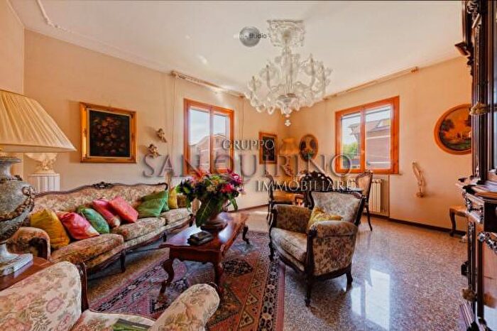 Appartamento con 6 locali in vendita in Maranello