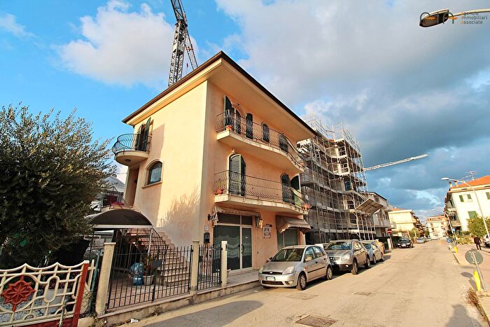 Casa con 12 locali in vendita in Via dellAirone, San Benedetto Del Tronto