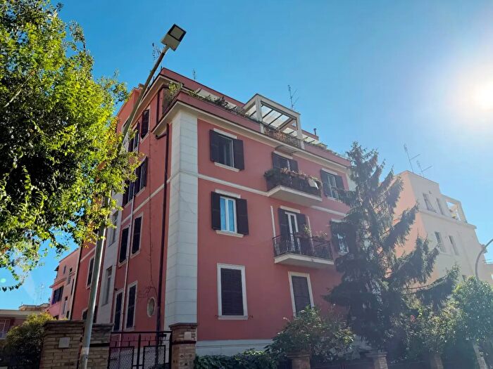 Appartamento trilocale in vendita in Via Giulia di Gallese, Roma