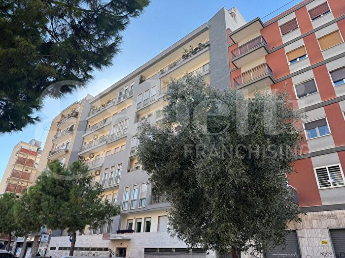 Appartamento con 6 locali in vendita in Largo Ignazio Ciaia, Bari