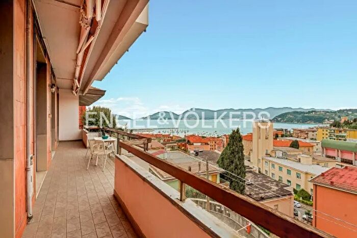 Appartamento trilocale in vendita in Via della Repubblica, Lerici