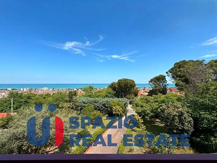Appartamento con 6 locali in vendita in Via Abetone, Montesilvano