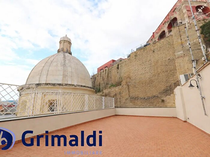 Appartamento con 9 locali in vendita in Via Chiatamone, Napoli