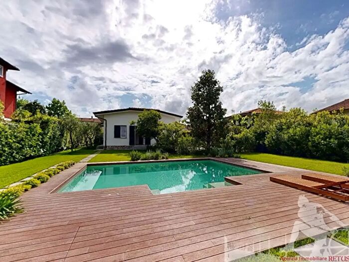 Casa con 8 locali in affitto in Forte Dei Marmi