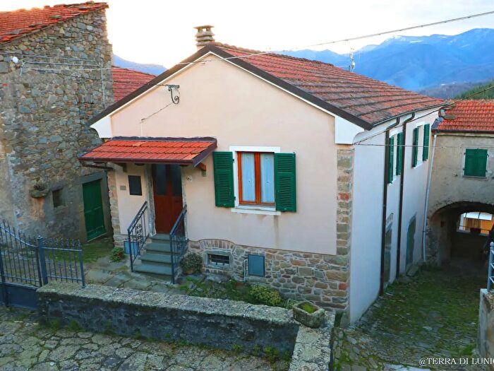 Casa con 5 locali in vendita in Arzengio, Pontremoli