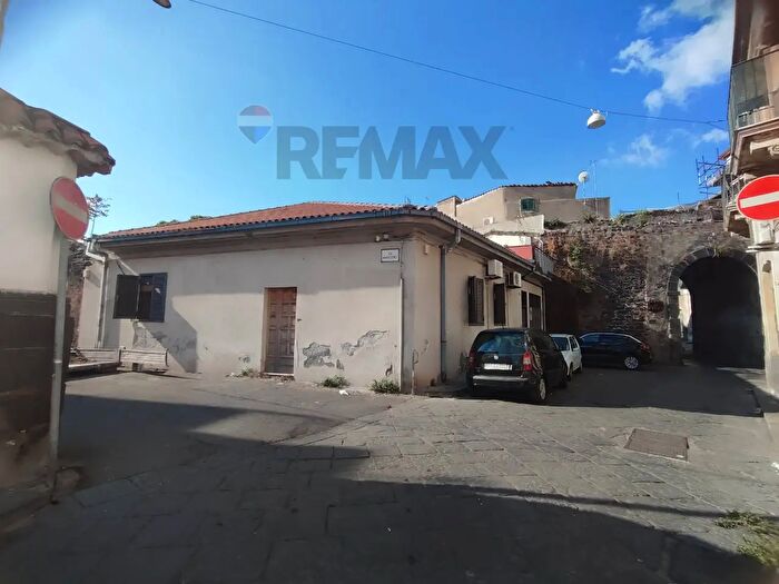 Casa con 9 locali in vendita in Via Giuseppe Bonaccorsi, Catania