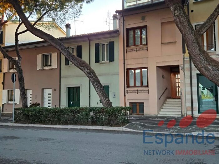 Casa con 7 locali in vendita in Viale Farini, Cesenatico
